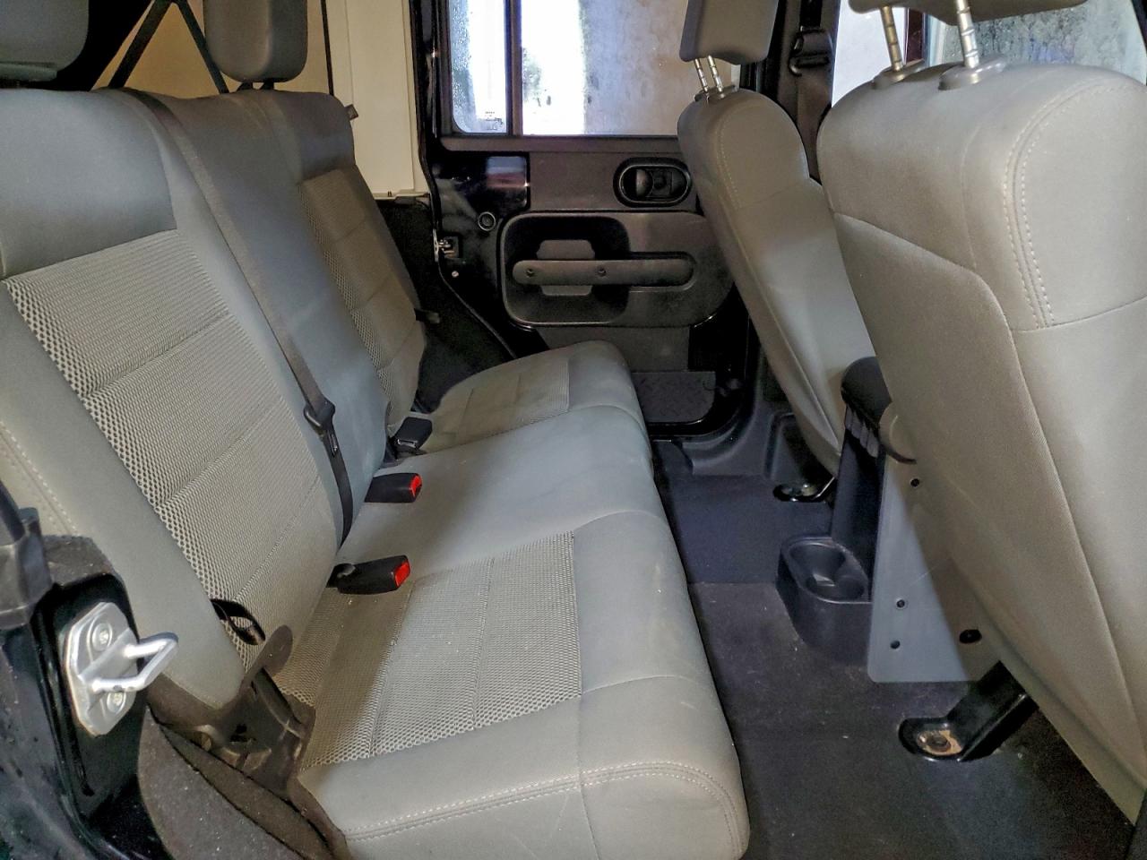 Jeep Wrangler Sahara Image 10