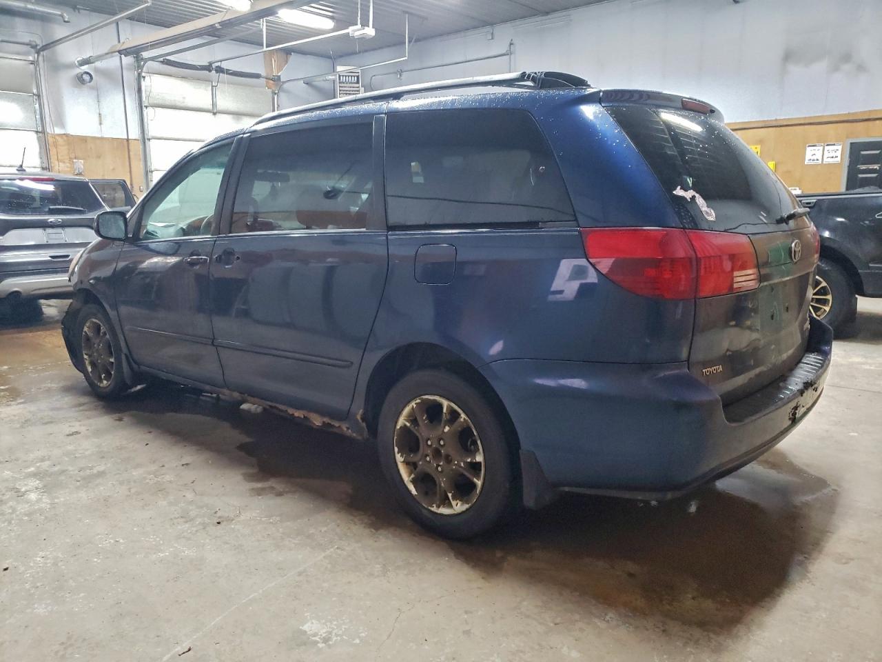 Toyota Sienna Le Image 2