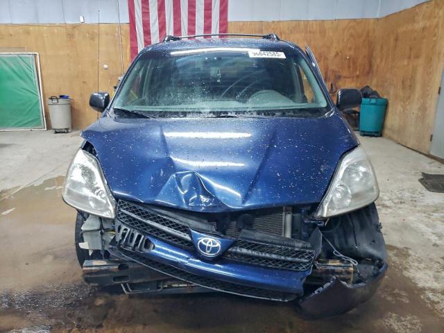 Toyota Sienna Le Image 4