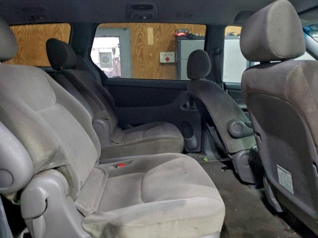 Toyota Sienna Le Image 9