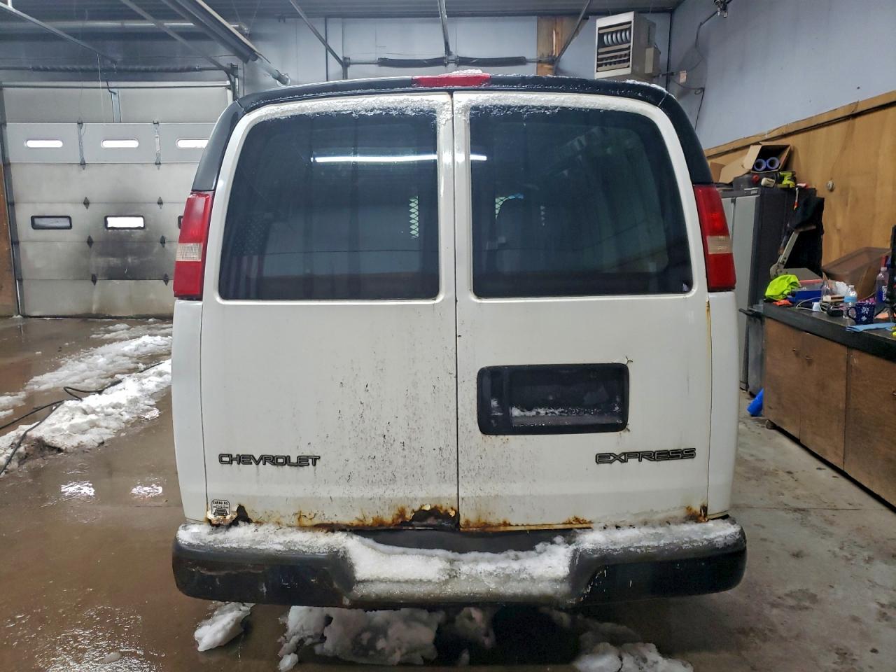 Chevrolet Express Image 3