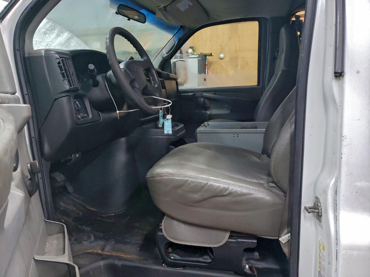 Chevrolet Express Image 6