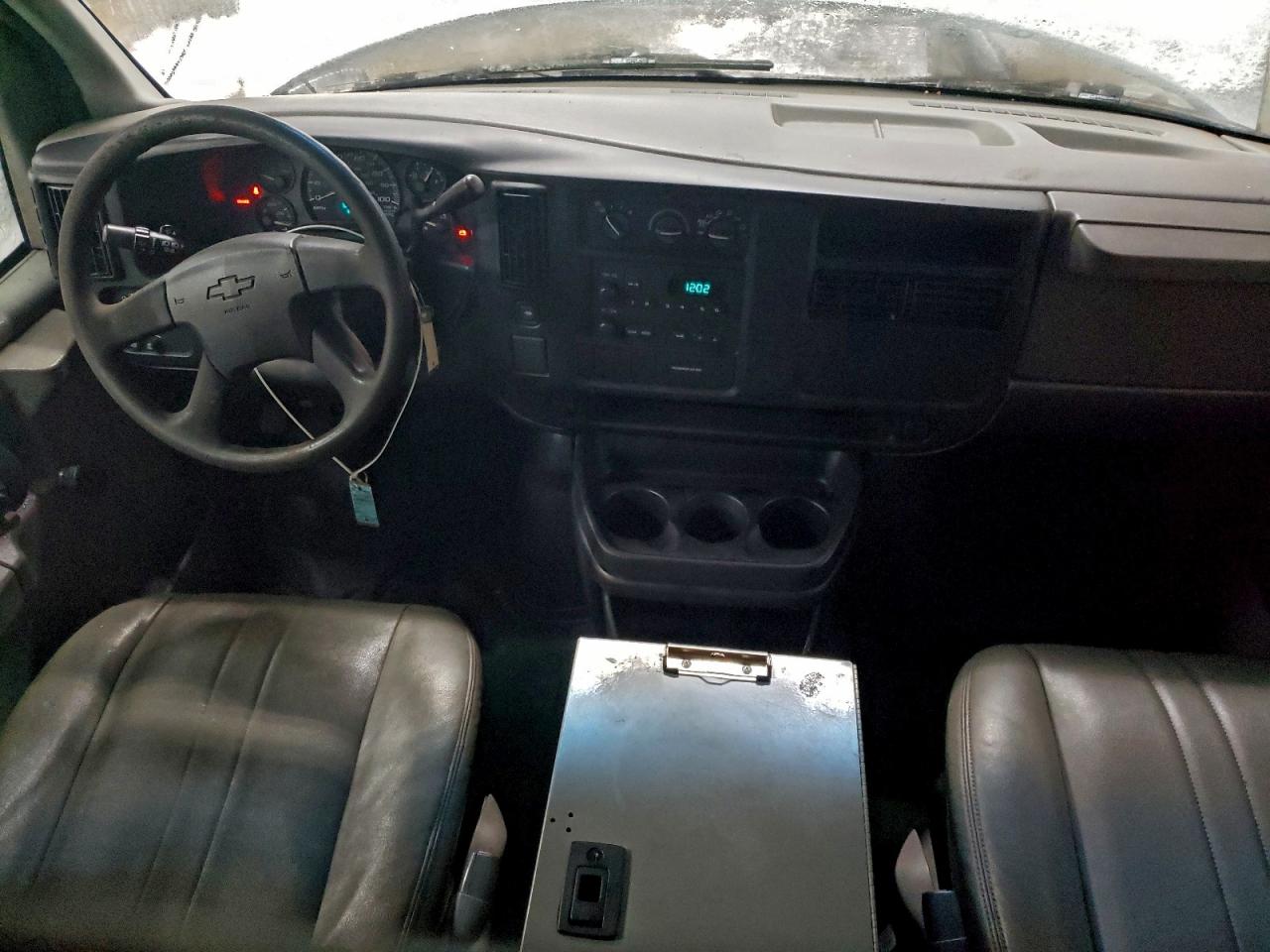 Chevrolet Express Image 13