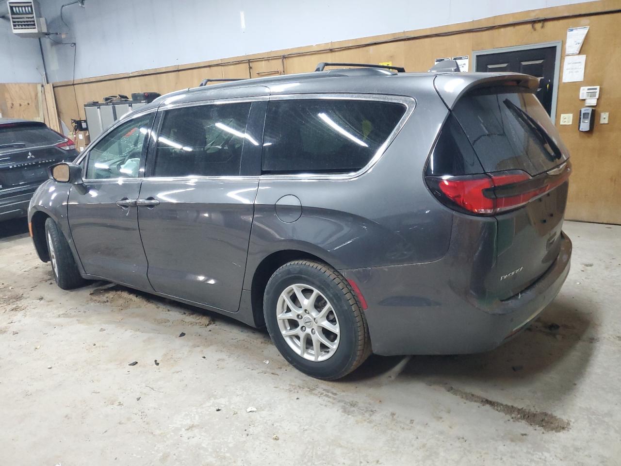 Chrysler Pacifica Touring L Image 2