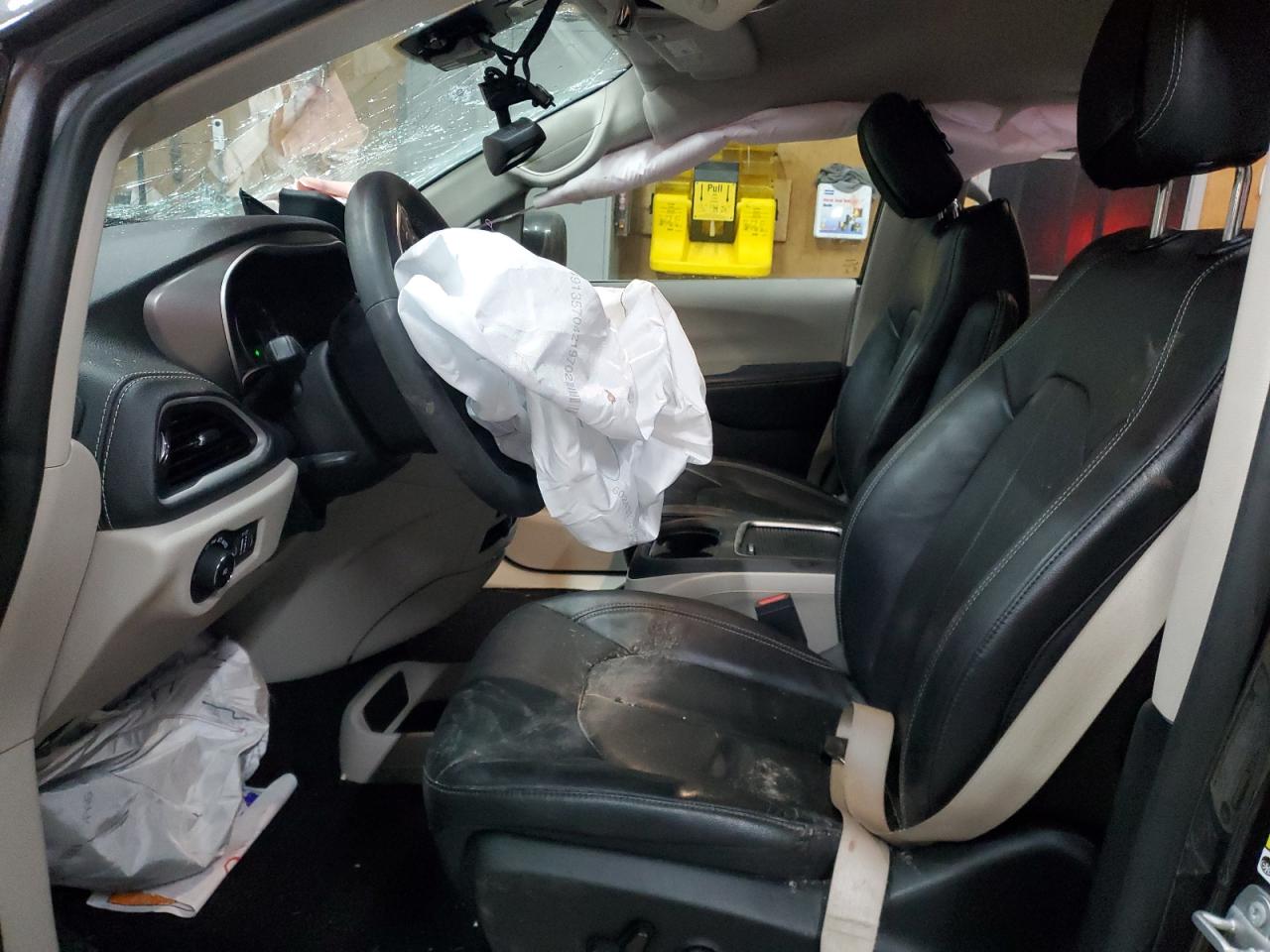 Chrysler Pacifica Touring L Image 11