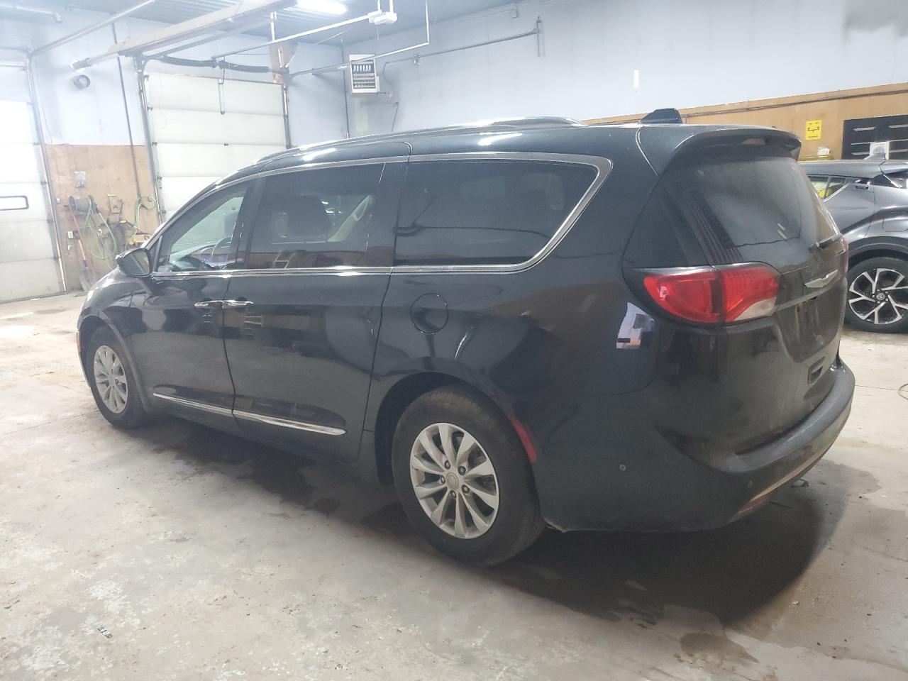 Chrysler Pacifica Touring L Image 3