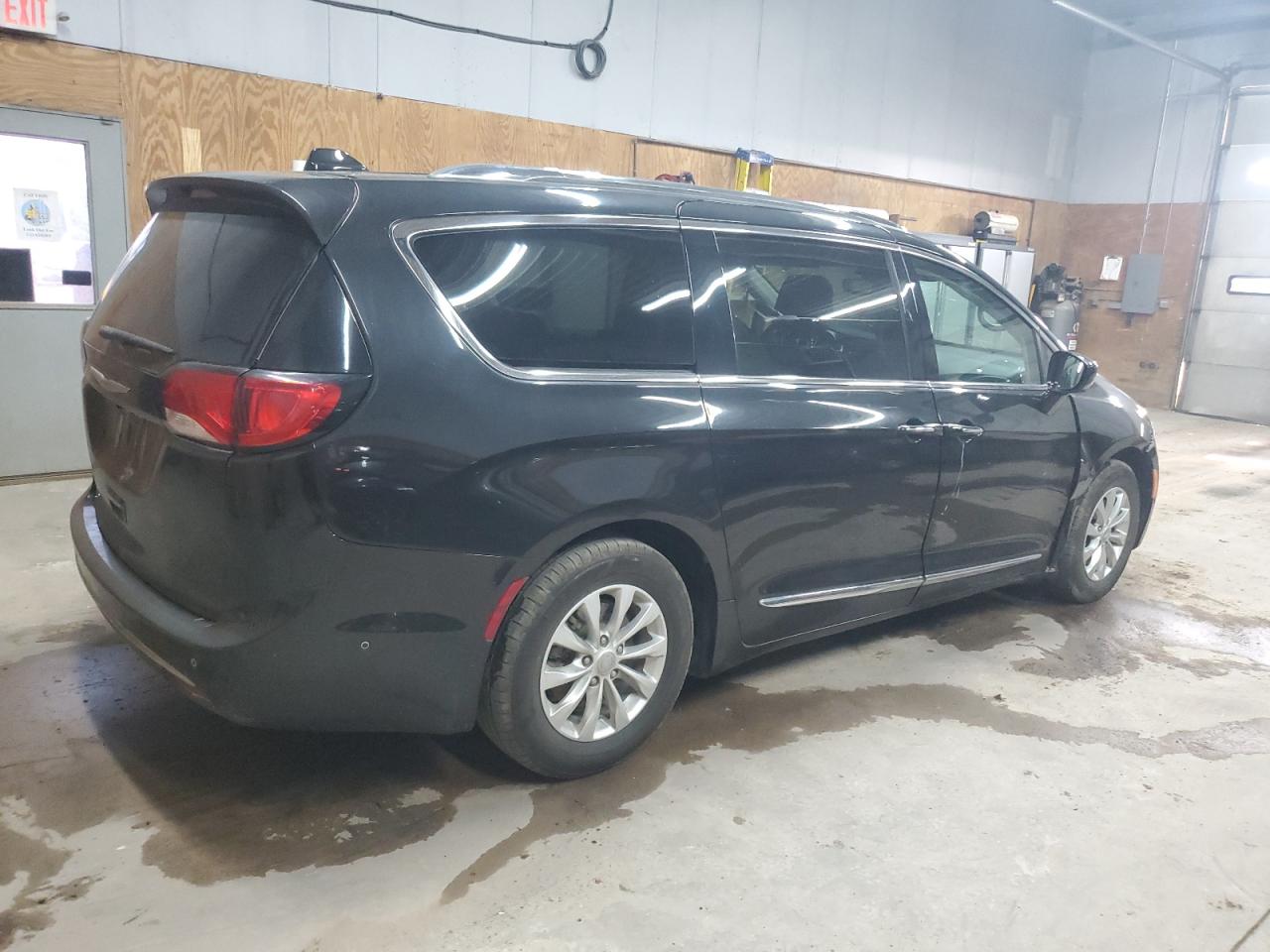 Chrysler Pacifica Touring L Image 2