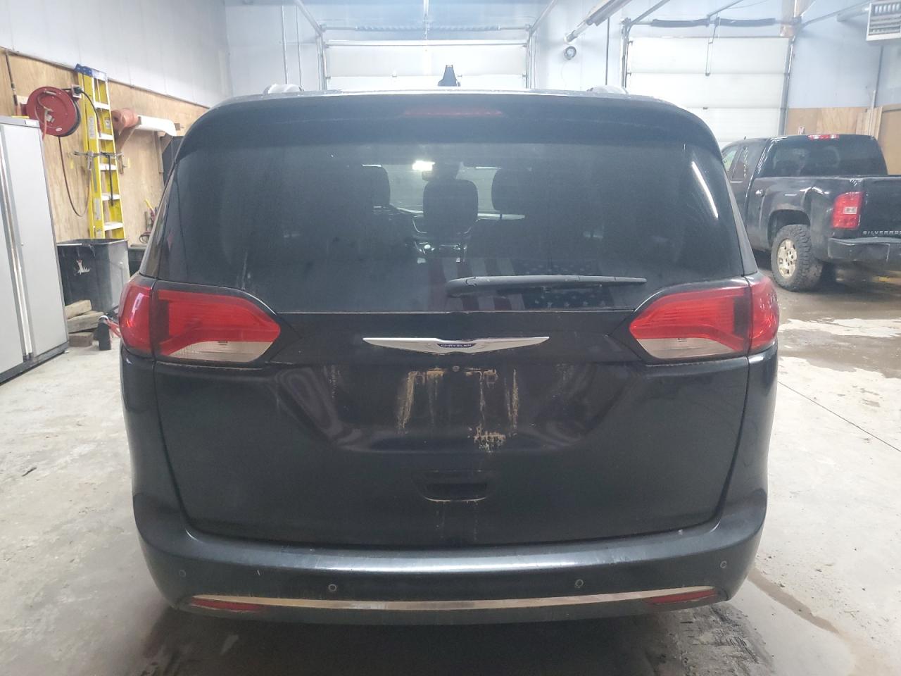 Chrysler Pacifica Touring L Image 12