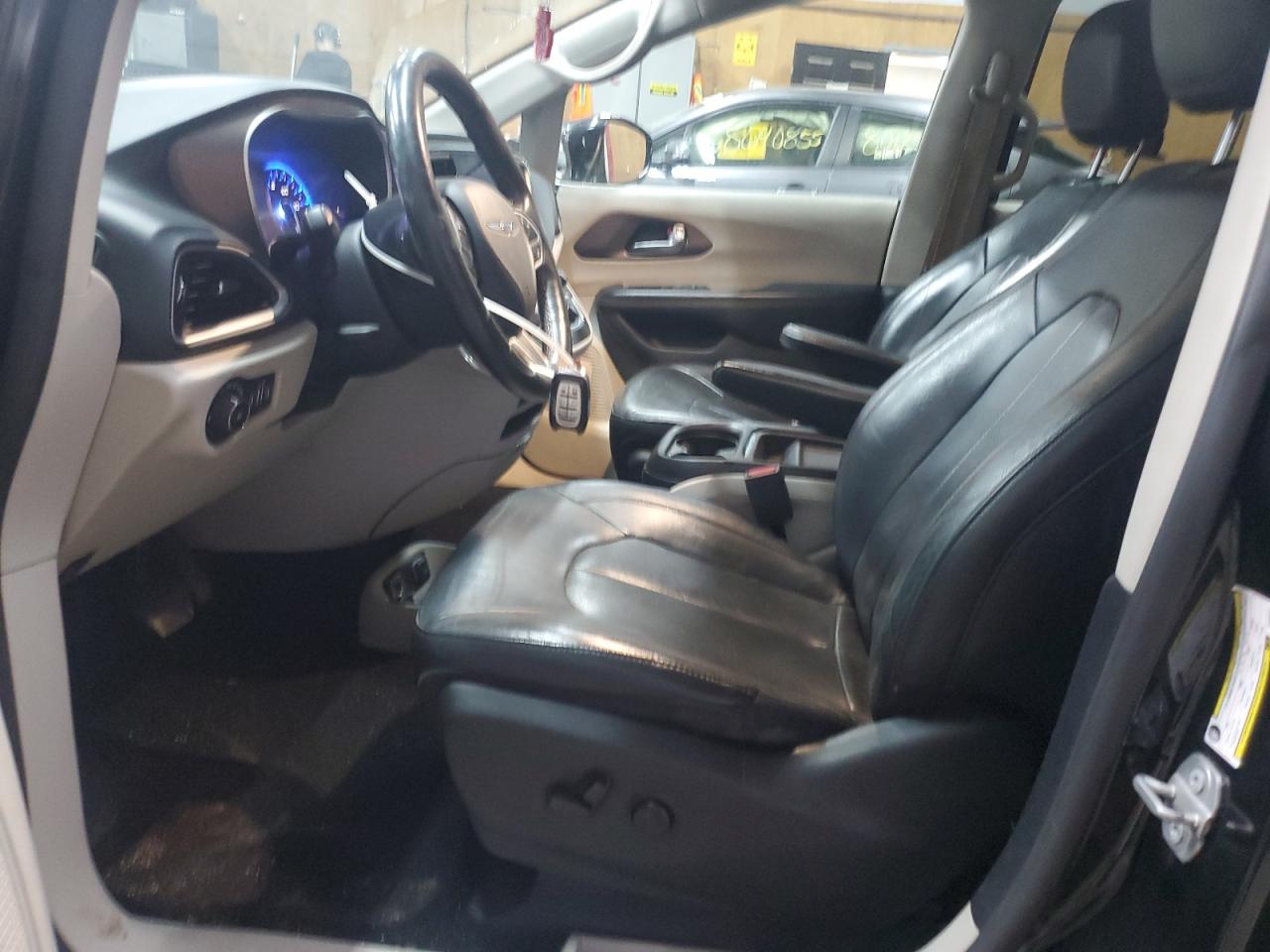 Chrysler Pacifica Touring L Image 4