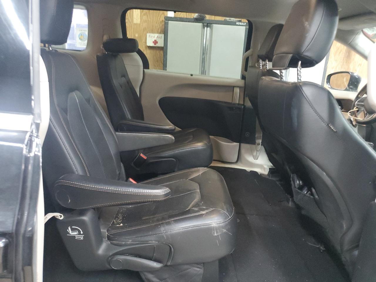 Chrysler Pacifica Touring L Image 9