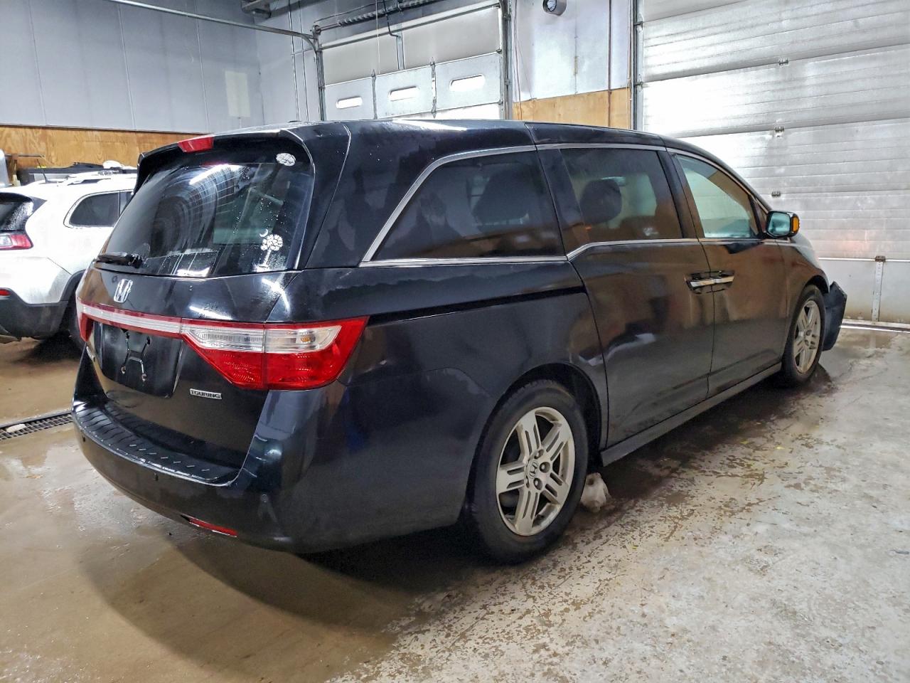 Honda Odyssey Touring Image 3