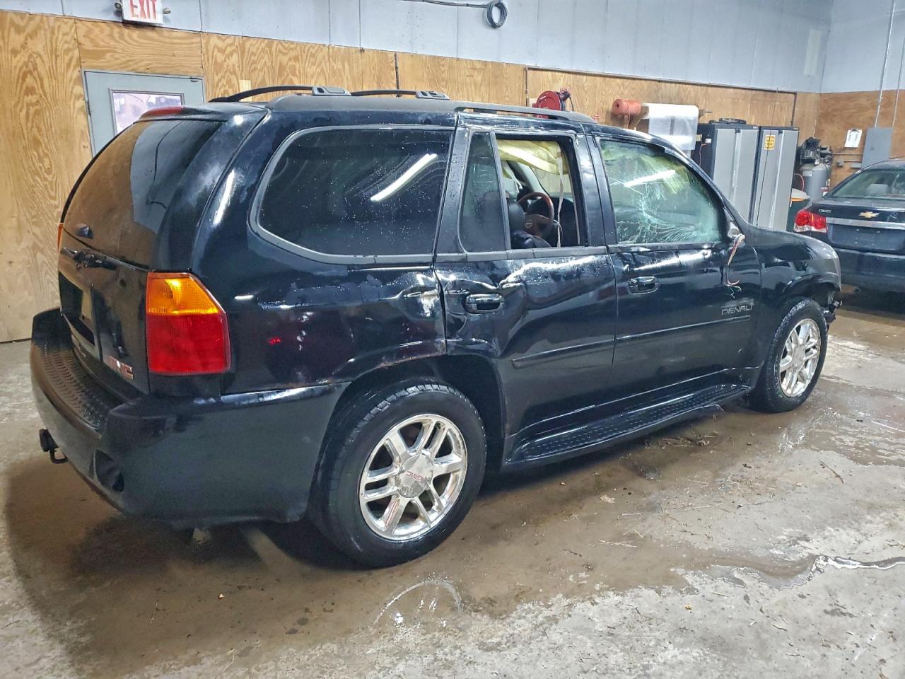 GMC Envoy Denali Image 3